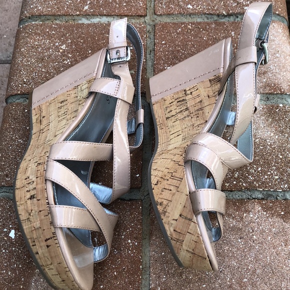 Cute Guess patent strappy wedge sandals - Picture 3 of 6